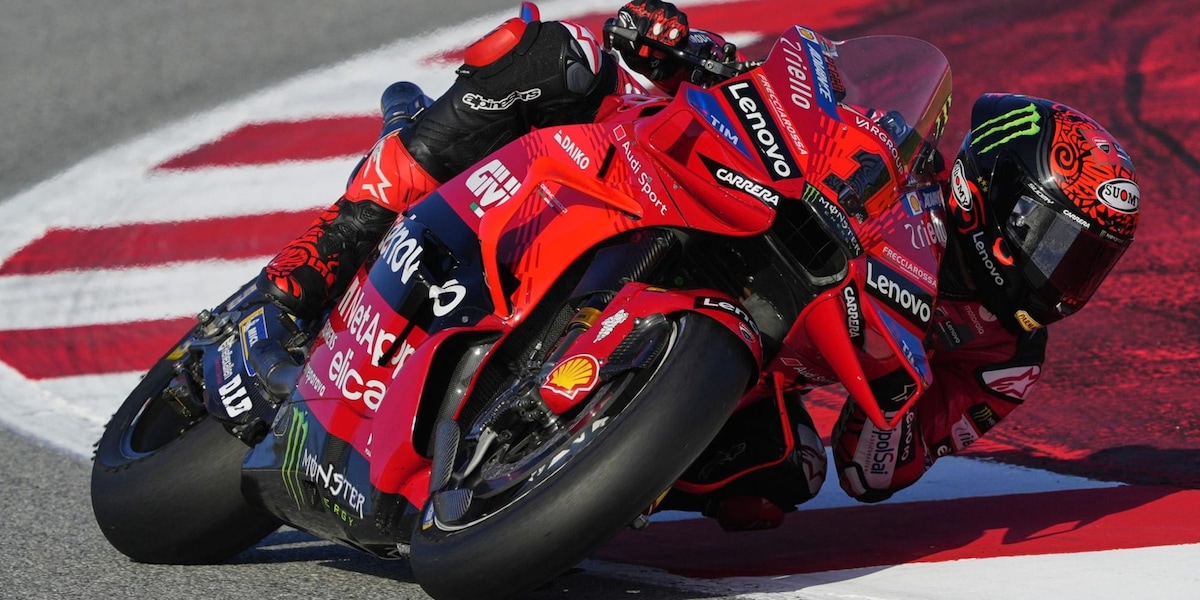 Bagnaia non molla: ottimo a Barcellona, Martin quarto