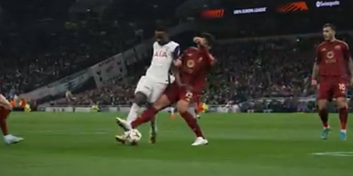 Hummels, intervento su Sarr in Tottenham-Roma: per l'arbitro è rigore
