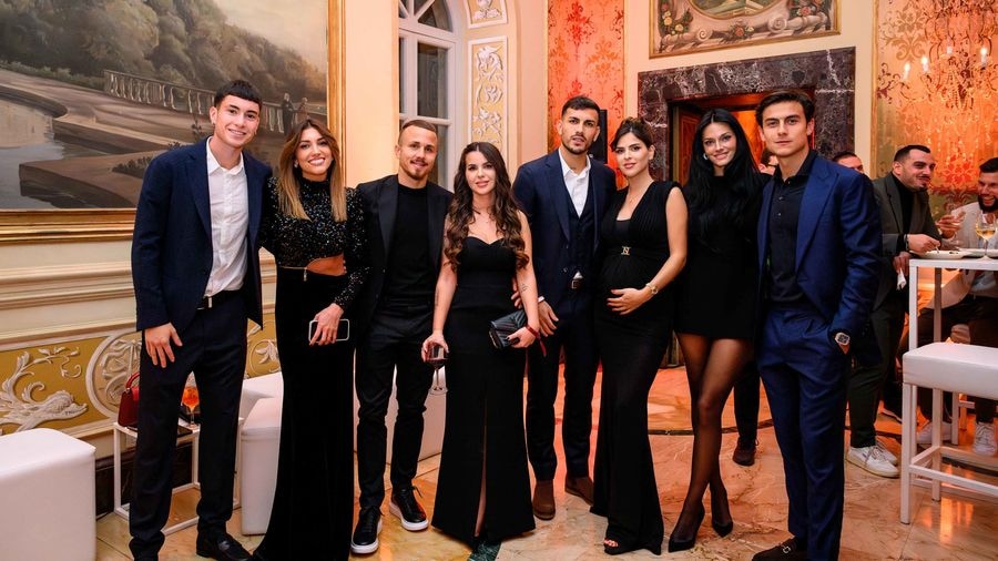 Roma, tutte le foto dei giocatori con le mogli alla festa di Natale