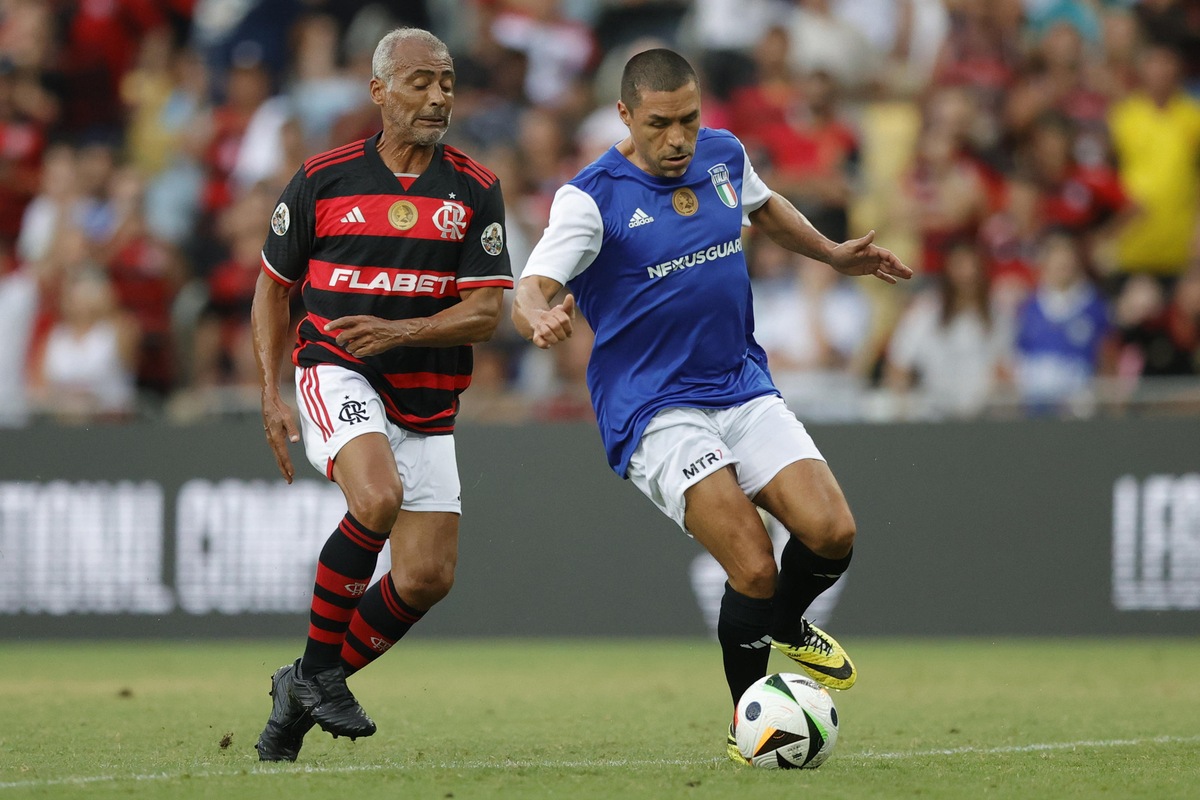 Adriano, addio al calcio al Maracanã: da Ronaldo a Fabio Junior, tutti i presenti