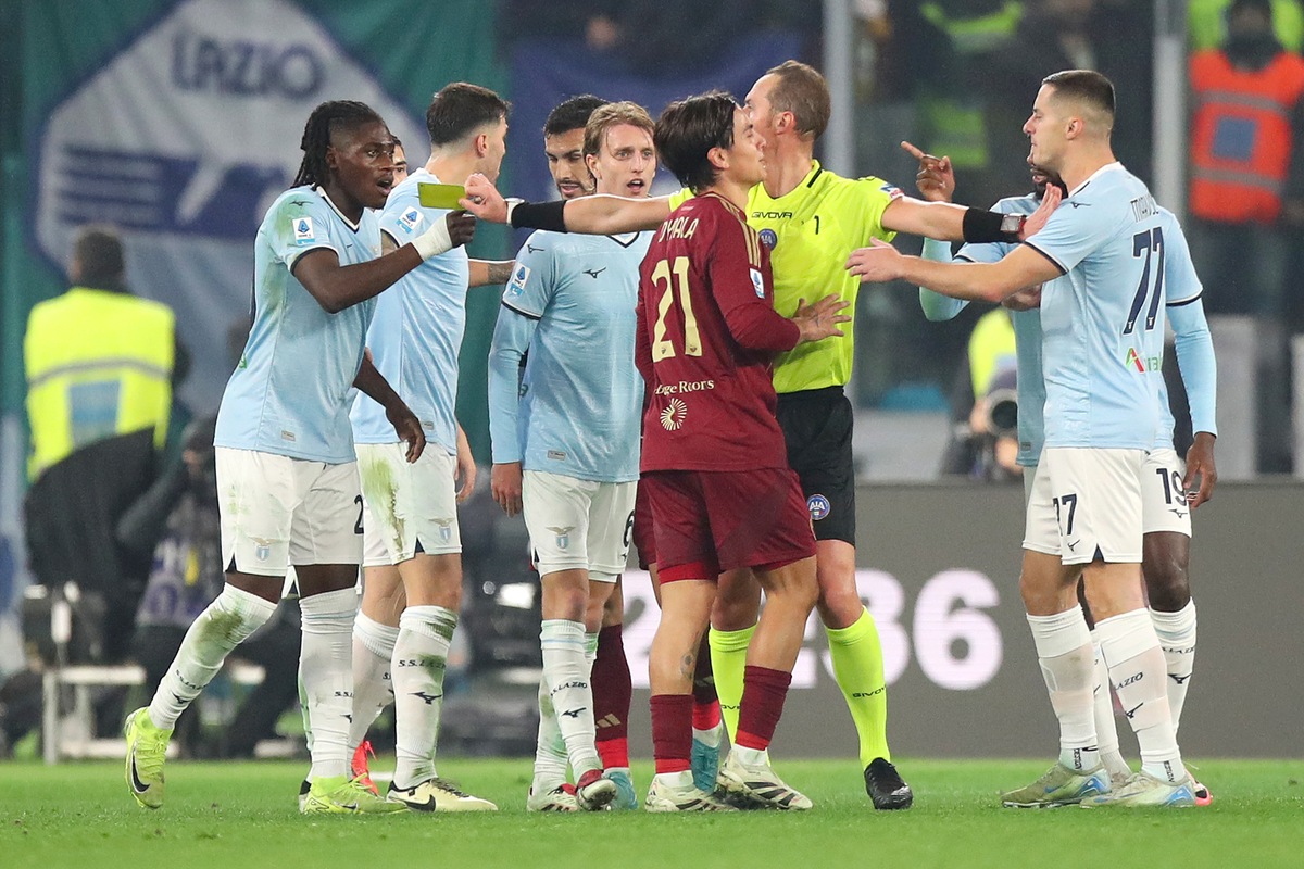 Scintille in campo nel derby, da Paredes a Guendouzi: nervi tesi in campo