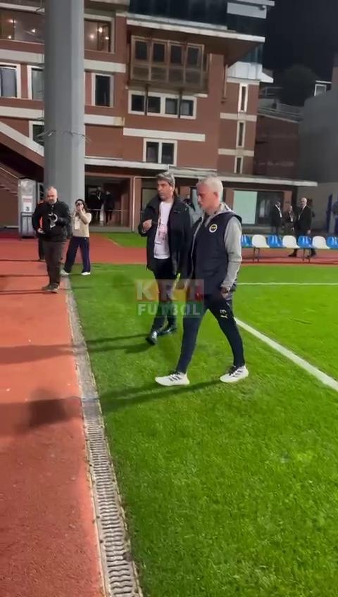 Mourinho cuore d'oro: regala la felpa a un piccolo tifoso dopo l'allenamento