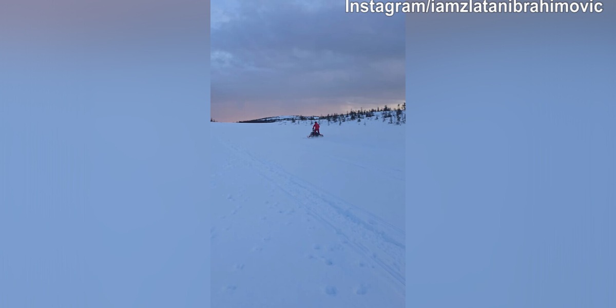Ibra show con la motoslitta sulla neve