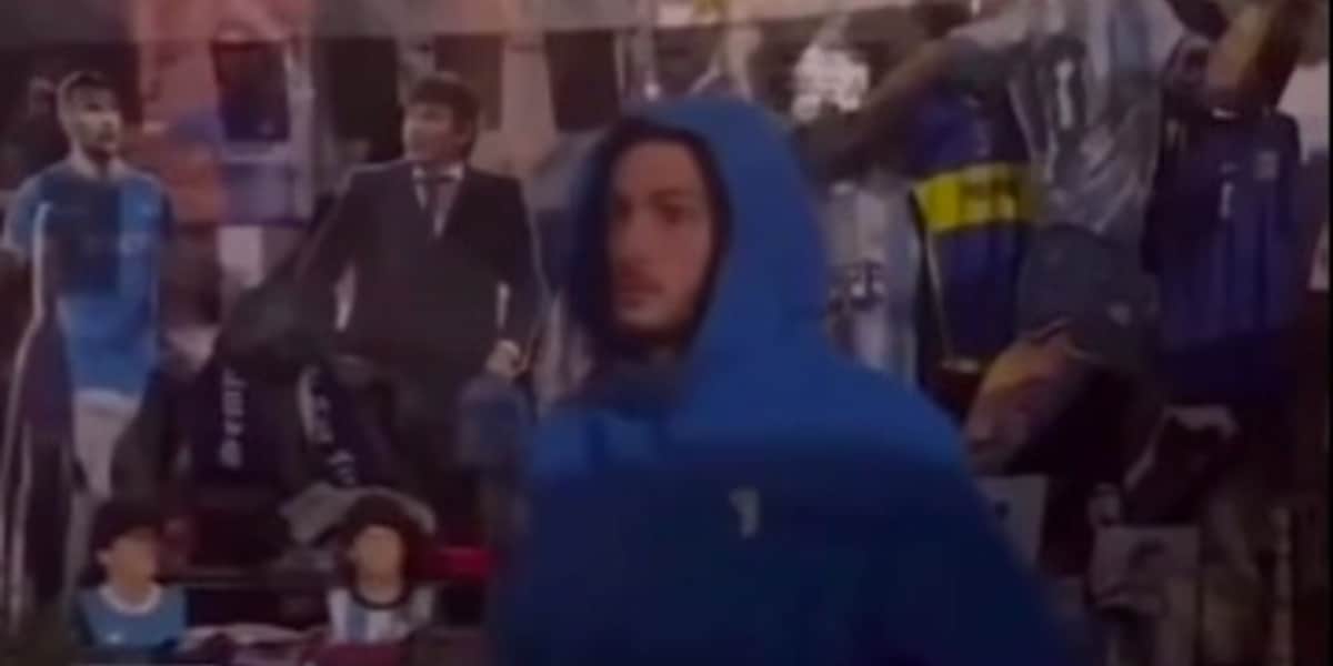 Napoli, l'addio di Kvara davanti al murales di Maradona