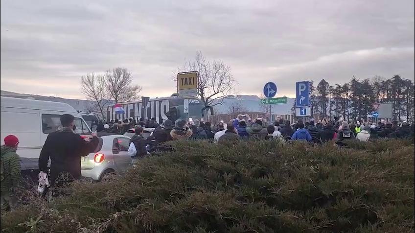Juve-Milan, l'arrivo allo stadio dei pullman delle due squadre