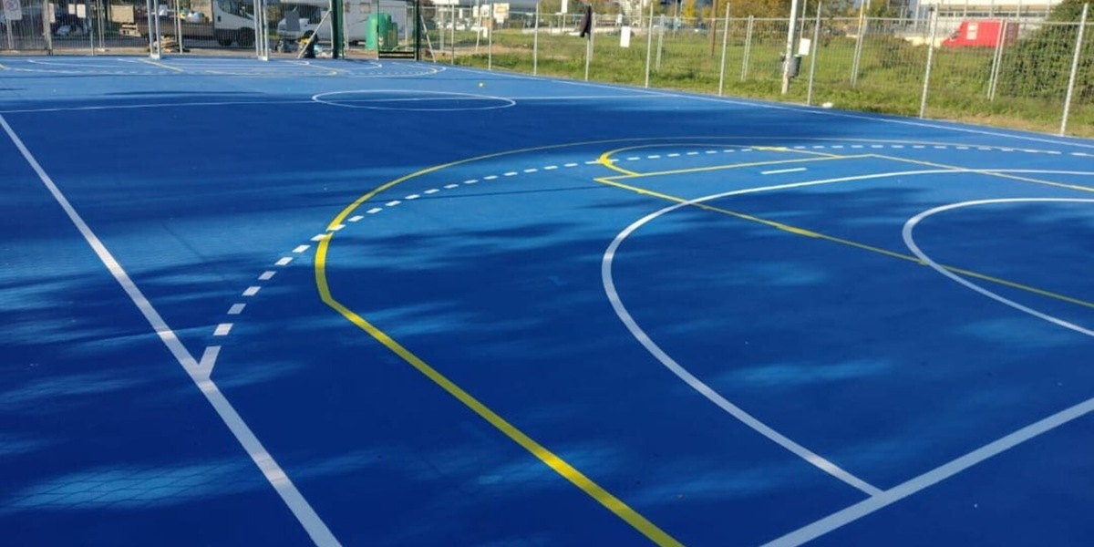 Da un campo in disuso a un playground