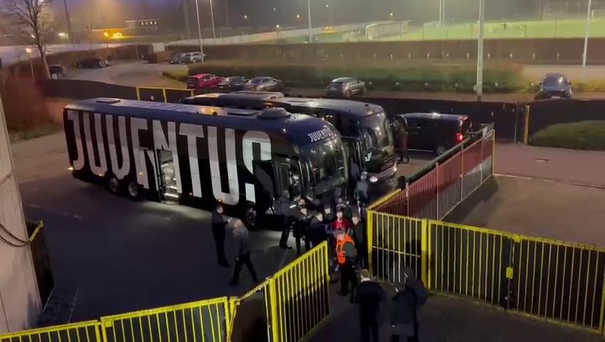 Entusiasmo Juve in Belgio: autografi e selfie con i tifosi