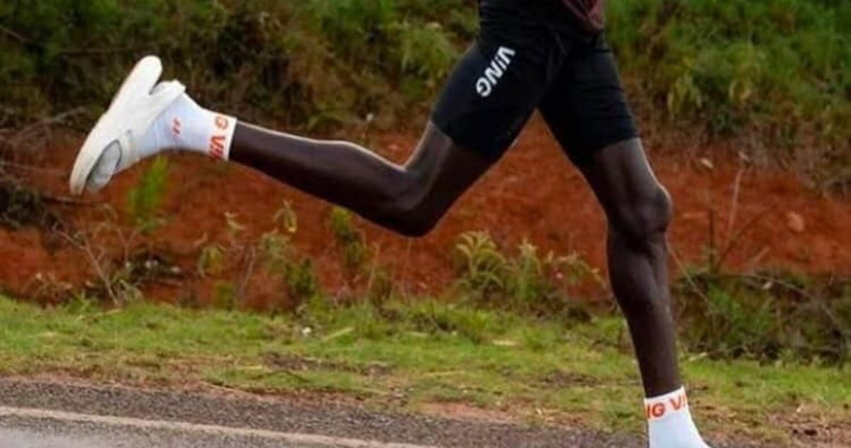 Vince la maratona con dei sandali con piastra in carbonio, sarà il futuro?