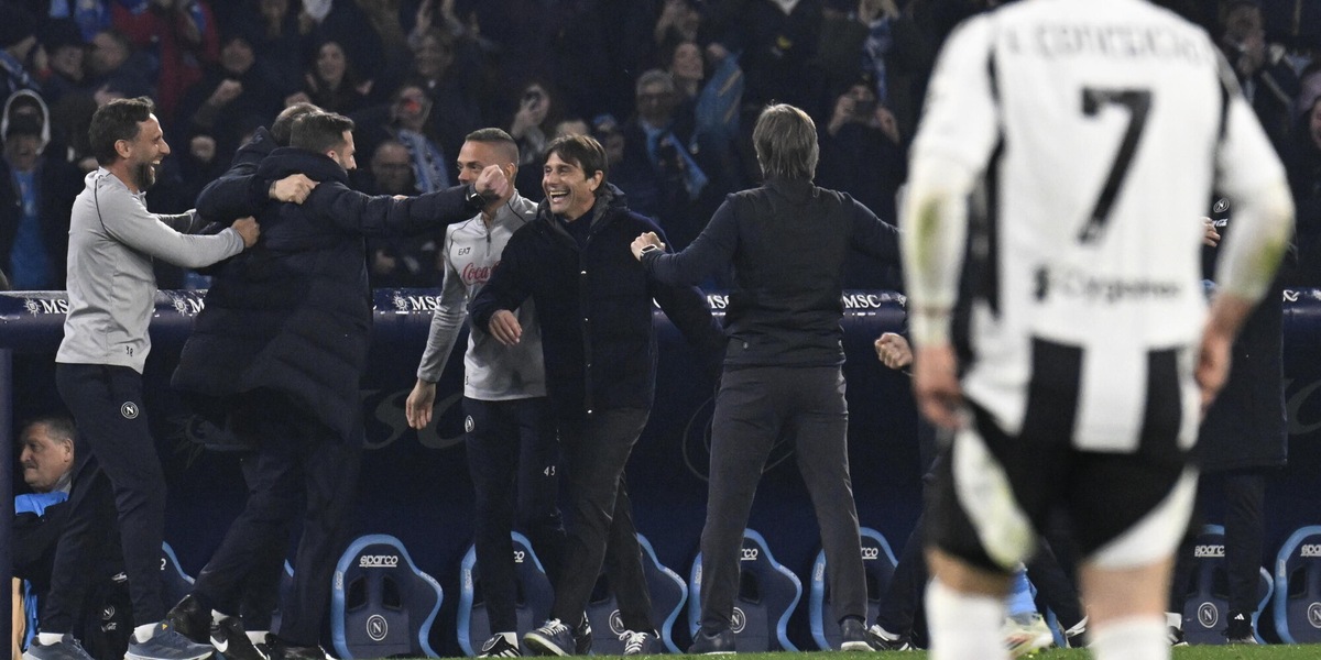 Napoli, a Mergellina si cantano il calcio e le gesta di Conte il capolista