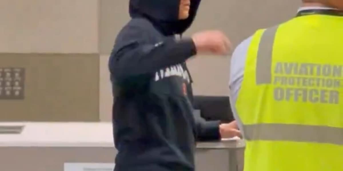 Sinner aspetta l'imbarco a Melbourne a modo suo