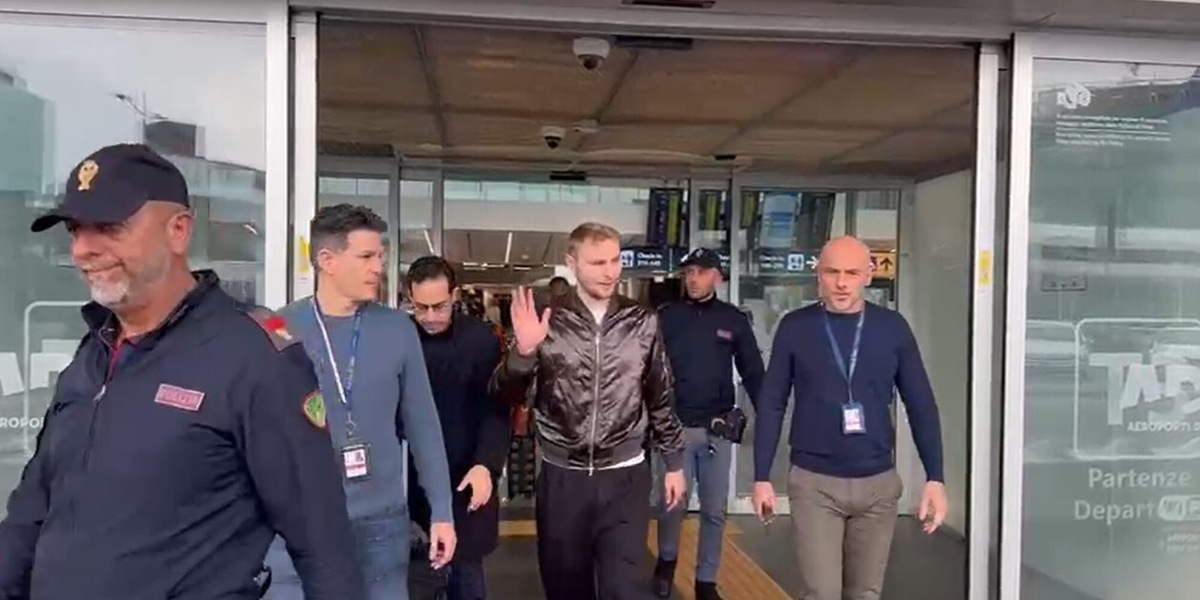 Roma, lo sbarco di Nelsson a Fiumicino: il saluto ai tifosi in italiano