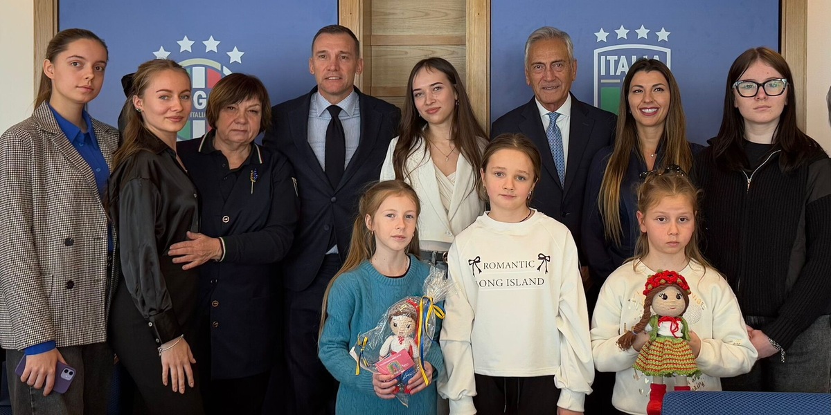 Le bimbe ucraine incontrano Sheva