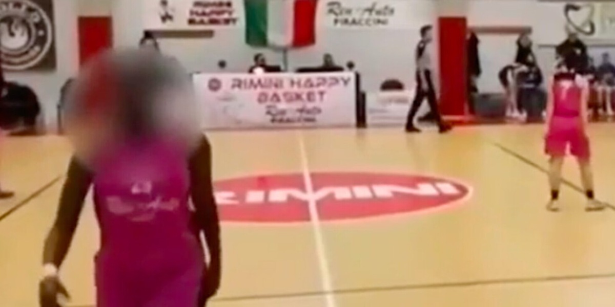 Insulti razzisti, due anni di daspo alla mamma-tifosa: nessuna squalifica per la giocatrice