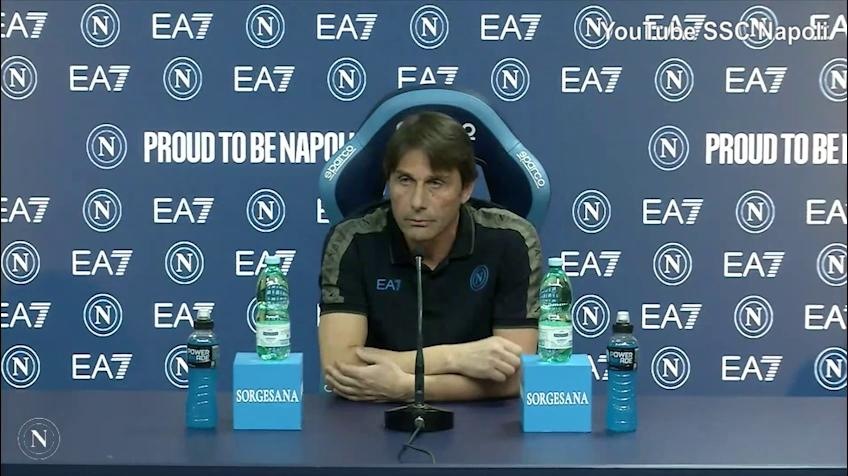 Conte, siparietto in conferenza: "Sfumature di grigio? No, sono per il bianco o il nero..anzi aspettate..."