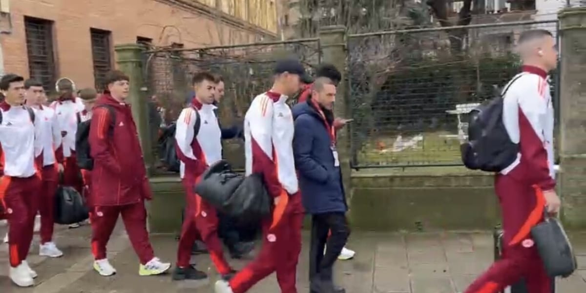 Roma, l'arrivo a piedi allo stadio: Ghisolfi guida il gruppo