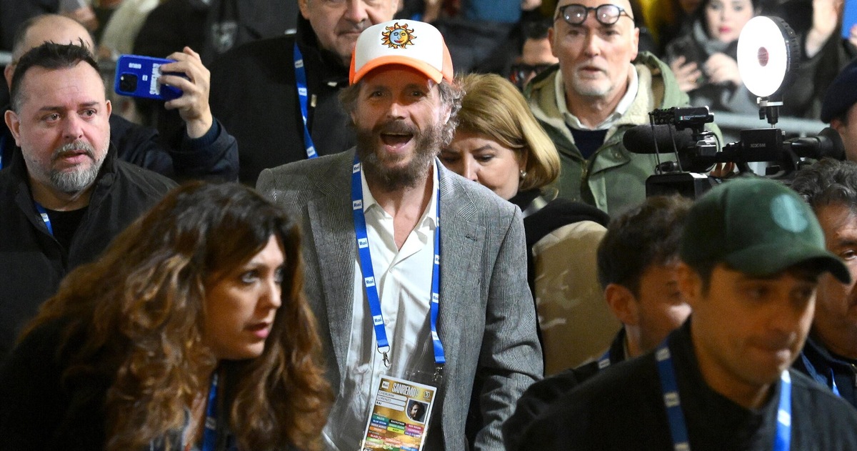 Delirio a Sanremo: Jovanotti arriva all'Ariston e il pubblico lo accoglie così