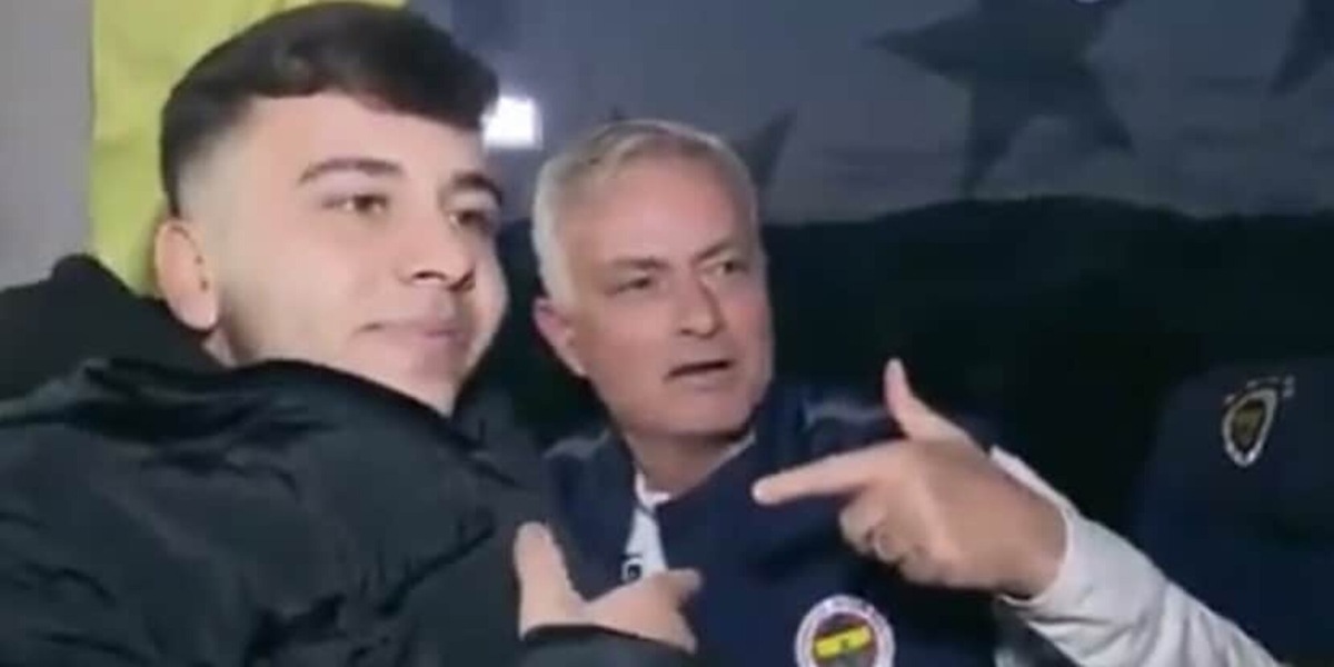 Mourinho, il bellissimo gesto per un tifoso del Fenerbahce: ferma il bus e...