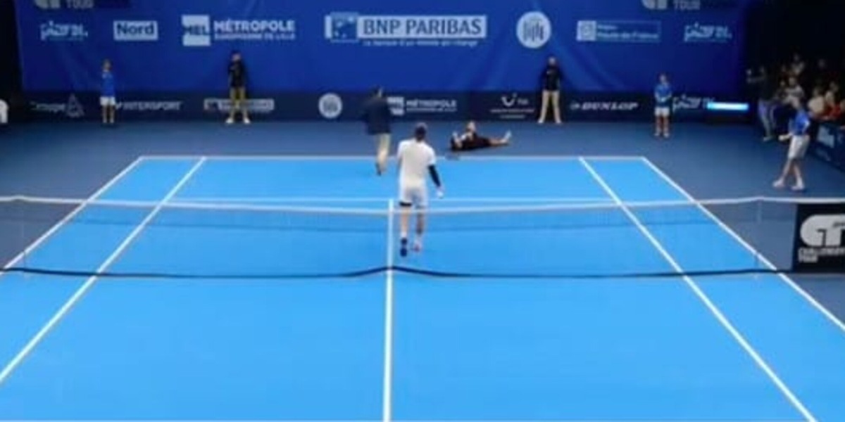 Dramma Pouille, crolla in campo in Francia. Paura sugli spalti: "Potrebbe essere l'ultima volta”