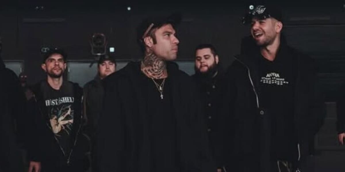Fedez e la reazione stupita sul palco dell'Ariston dopo le prove di Sanremo: "Ah, ma è già pieno?"