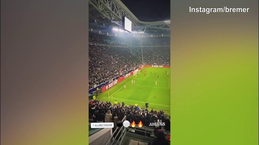 Juve, Bremer festeggia dalla tribuna la vittoria contro il Psv