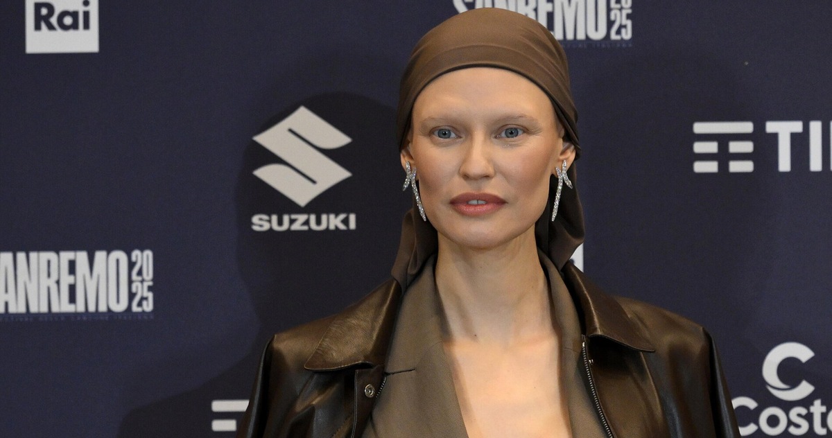 La frase di Bianca Balti: “Qui per celebrare la vita”. La reazione della sala stampa di Sanremo