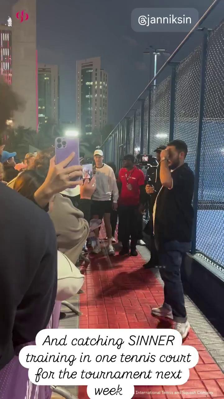 Sinner a Doha: selfie e fotografi dopo l'allenamento