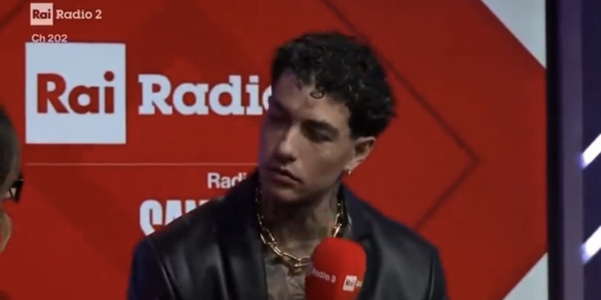 Bufera a Sanremo, tolgono la collana a Tony Effe e lui: "Sono incazz... nero"