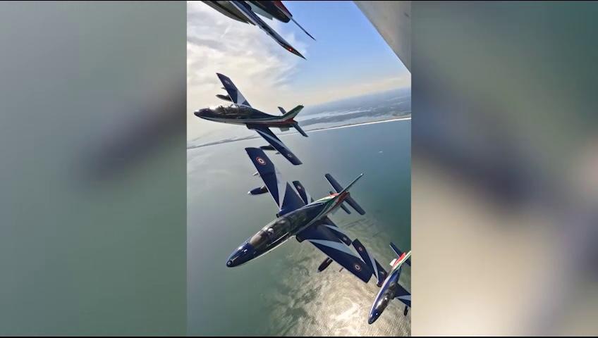 L'Aeronautica Militare e le Frecce Tricolori celebrano San Valentino