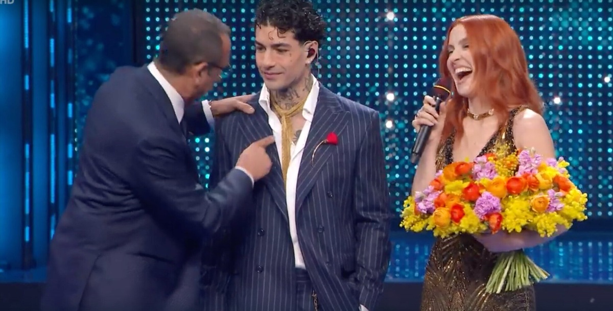 Tony Effe sul palco dopo il caso collana: la sorprendente scelta spiazza tutti. Poi la battuta a Carlo Conti fa ridere Noemi