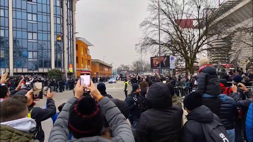 Milan-Feyenoord, i pullman delle squadre arrivano a San Siro