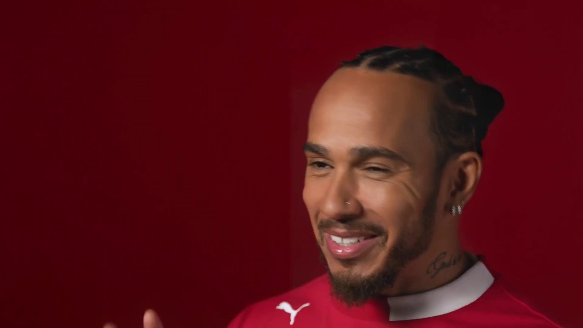 Hamilton, prime parole in italiano: "Ferrari, sono molto emozionato"