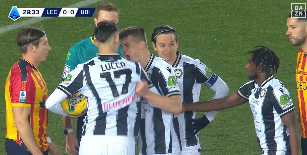 Clamoroso Lucca, calcia il rigore: tutti i compagni contro, Runjaic lo sostituisce. Caos totale in Lecce-Udinese!