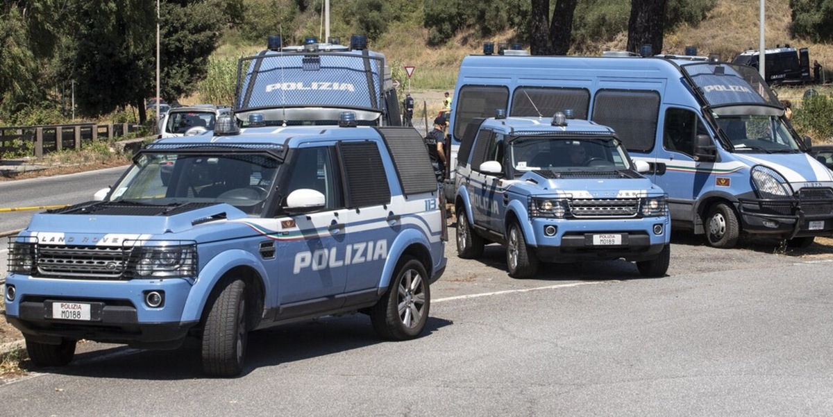 Caos e scontri tra tifosi di Perugia e Lucchese in autostrada: maxi rissa, interviene la polizia