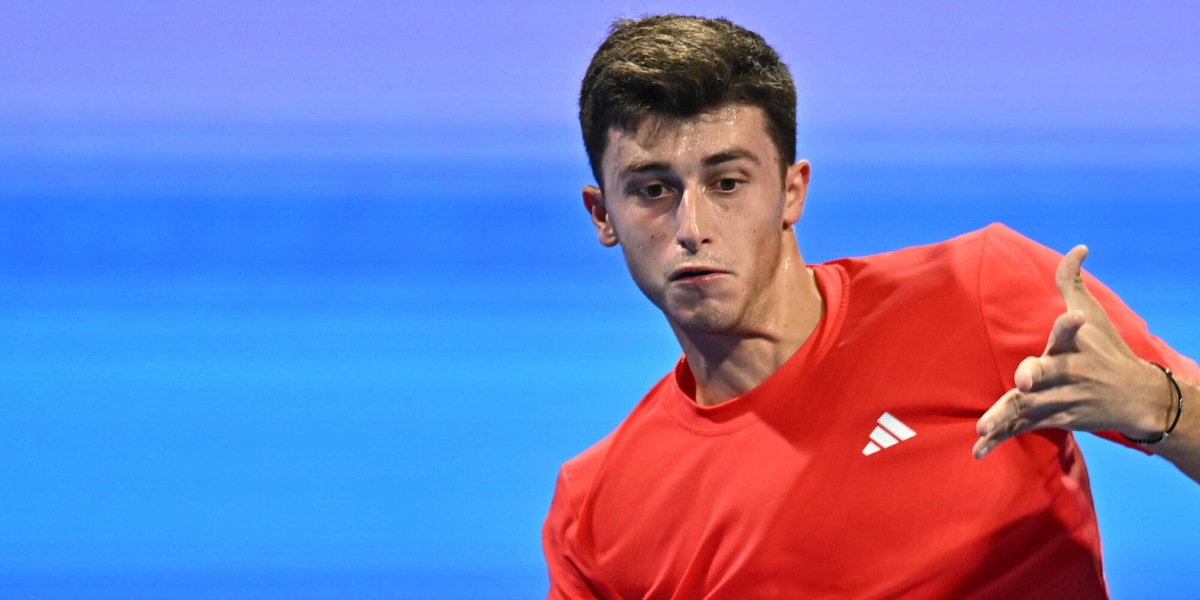 Chi è Luca Nardi, l'italiano ai quarti a Dubai: la vittoria con Djokovic e il sostegno a Sinner