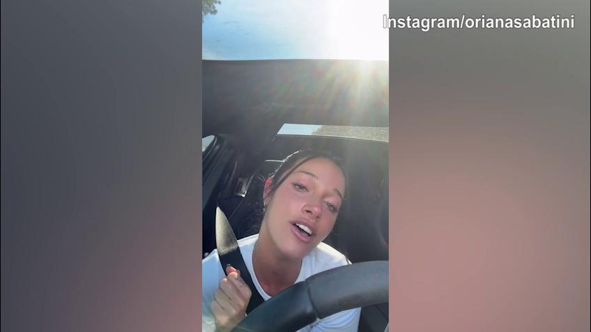 Oriana Sabatini scatenata in auto: che voce!
