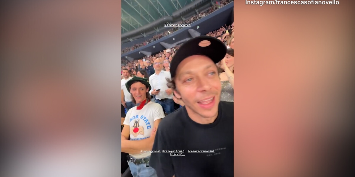 Valentino Rossi si scatena al concerto di Jovanotti insieme a Lucio Corsi e Cesare Cremonini