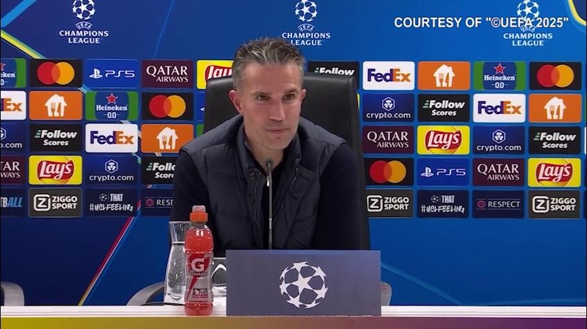 Van Persie, siparietto con un giornalista olandese: "Ci vediamo tra una settimana..."