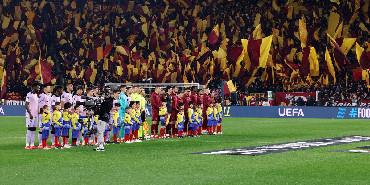 Migliaia di bandiere all'Olimpico, Totti si emoziona: il commento fa impazzire i tifosi della Roma