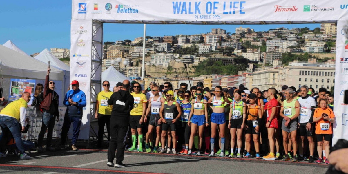 T-shirt, pacco gara e medaglia di Fondazione Telethon Walk of Life Napoli, domenica 23 marzo la sostenibilità corre con la ricerca