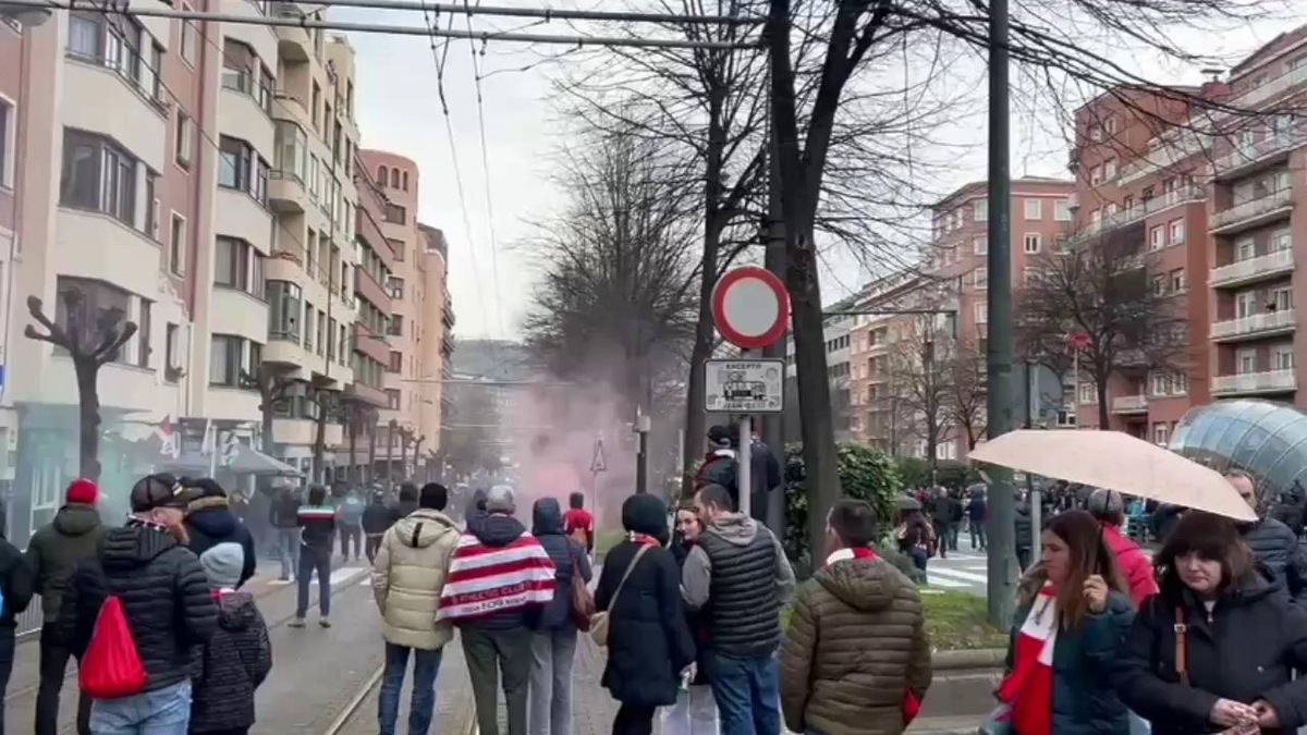 Roma, il corteo dei tifosi verso il San Mamés: tifosi dell’Athletic scatenati con cori di insulti e petardi