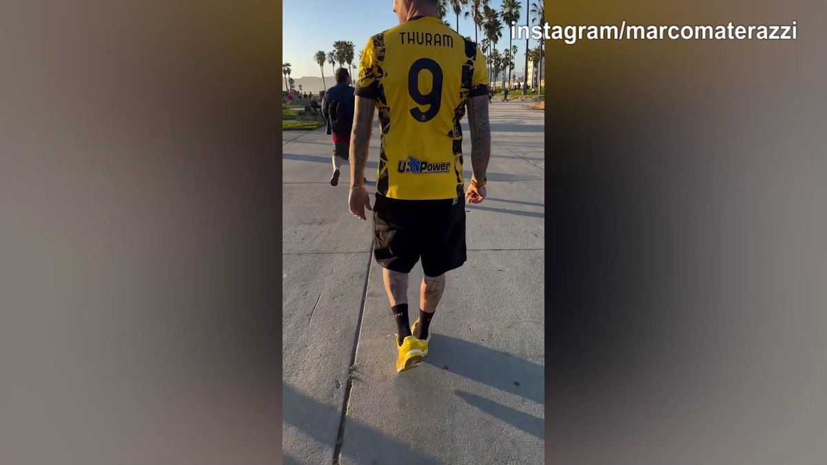 L'Inter vince contro l'Atalanta, Materazzi festeggia con la maglia di Thuram