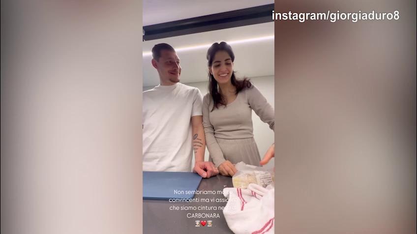 Belotti e la moglie, show in cucina alle prese con...la carbonara