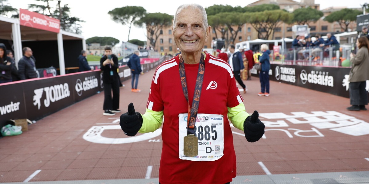 Antonio Rao, il fenomeno 92enne al traguardo della Acea Run Rome The Marathon