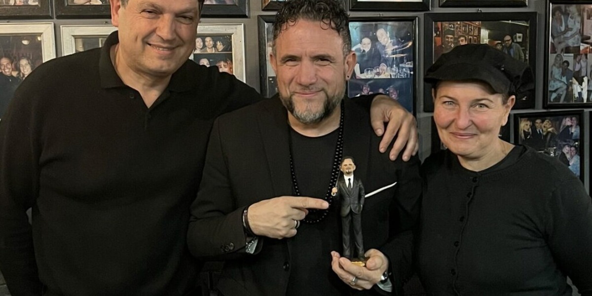 Una statuina in omaggio al Maestro Enzo Campagnoli, tra i più apprezzati direttori d’orchestra