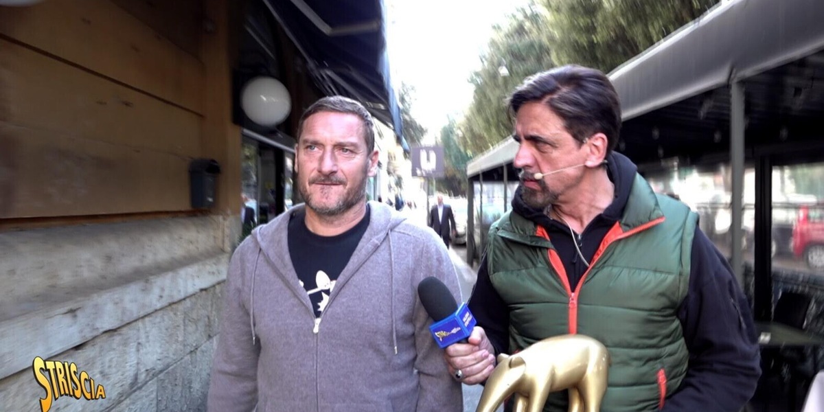 Totti: "Vado a Mosca come uomo di sport". Poi arriva il tapiro di Striscia e reagisce così