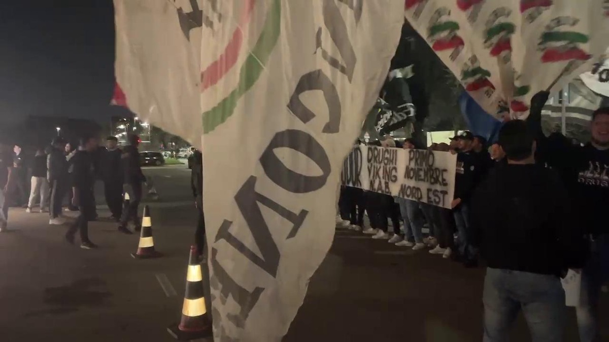 Juve, tifosi davanti al JHotel danno il benvenuto a Tudor: lui si affaccia e ringrazia