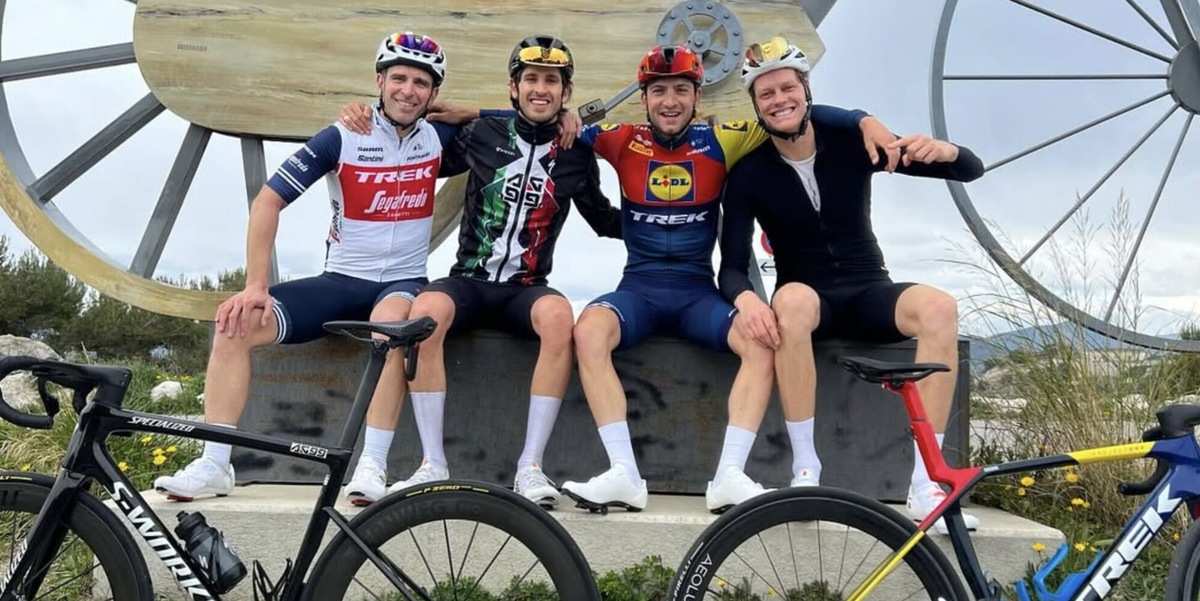 Sinner prepara il rientro e si allena in bici: "Se la cava alla grande". Chi c'era con lui