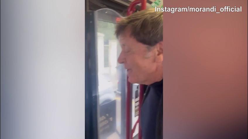 Gianni Morandi scherza in bus: "Non ho una lira per il taxi..."