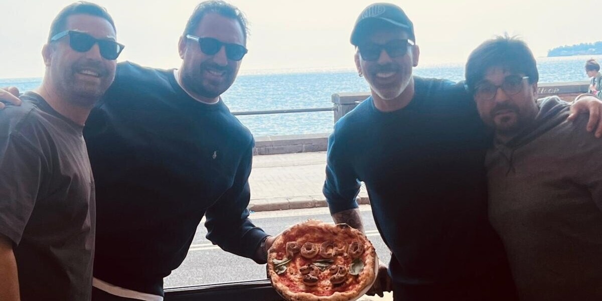 Napoli, la pizza Pocho per Lavezzi