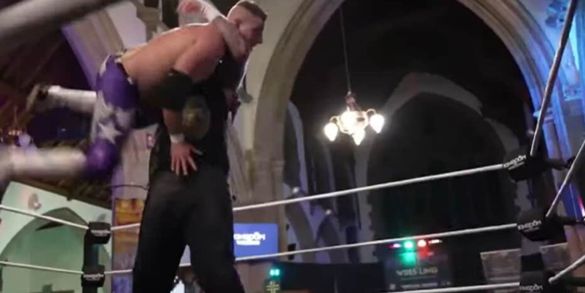 Incontri di wrestling in chiesa: fede e lotta per attirare nuovi fedeli